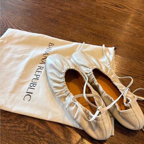 Banana Republic Shoes - Banana Republic Ruched Leather Ballet Flat